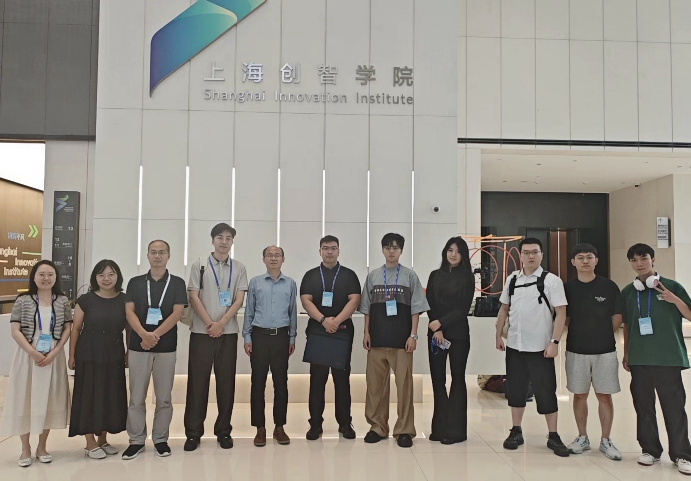 上海创智学院交流团队合影